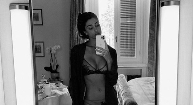 Belen Rodriguez dopo Tu Sì Que Vales, il selfie allo specchio in lingerie scatena like e commenti