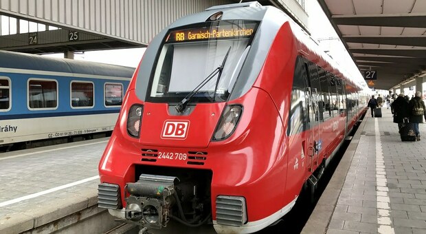 Treno regionale pieno di studenti deraglia in Baviera: 3 morti e 60 feriti. I vagoni si sono ribaltati e sono rotolati nella scarpata