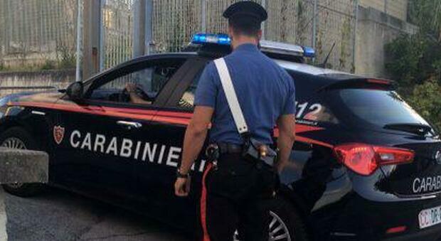 Esce dal carcere e ubriaco va a urinare nel parcheggio dei carabinieri: più di 5mila euro di multa