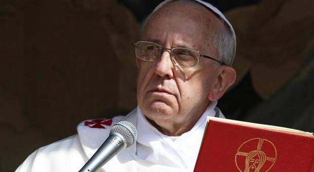 Papa all'Angelus: «Dio converta i cuori dei terroristi che hanno causato morte e distruzione al Cairo»