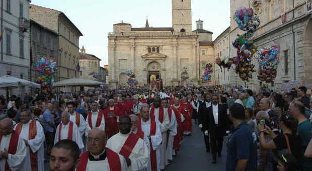 Ascoli, "Salvaci dalla crisi economica" L'appello del vescovo ​a Sant'Emidio