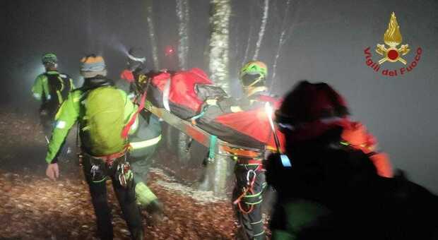 Escursionista precipita in un canalone del monte Catria: salvato dopo ore di ricerche