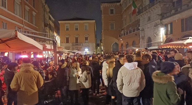 La movida è sotto chiave: stretta progressiva su alcol, musica e orari in piazza del Papa