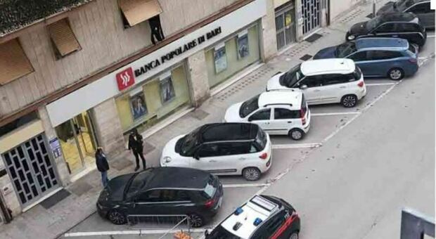 Colpo di banca a San Benedetto: i ladri smontano una vetrina e fuggono con il bottino