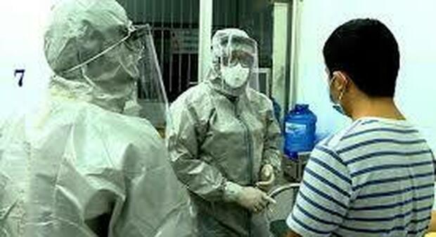 Cina, fuga di batteri da un laboratorio: infettate più di 3000 persone
