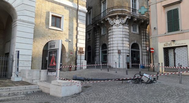 Ancona, crolla il lampione davanti al teatro delle Muse: giallo sulle cause