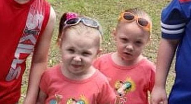 Mamma lascia le figlie in auto per andare dal fidanzato, gemelline di 3 anni muoiono di caldo