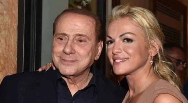 Berlusconi a una festa di compleanno "Adesso sono single...". Francesca s'infuria