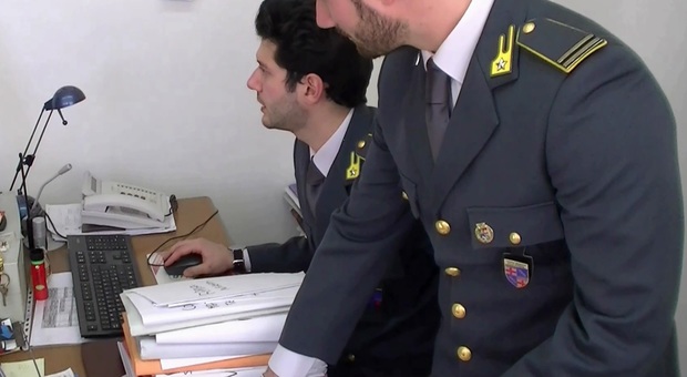 Civitanova, dentista evade 700mila euro e getta via la valigia con i documenti