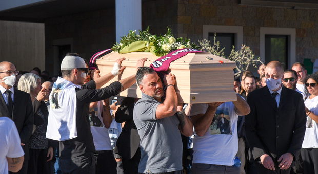 Folla al funerale, sciarpe del Tolentino e palloncini bianchi per l'addio a Emanuele Mosca. I genitori: «Dovete capire quanto è importante la vita»
