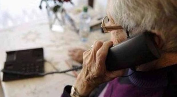 Un'anziana al telefono, foto tratta dal Web