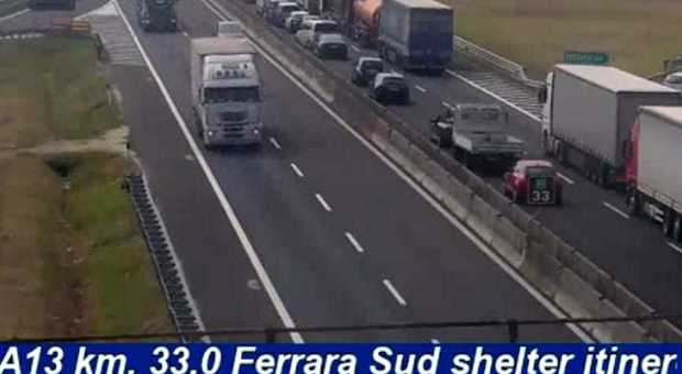 Gravde incidente sull'A13 a Ferrara: auto contro un minivan, un morto e 11 feriti