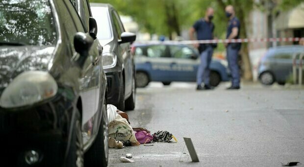 Roma, uccide moglie a coltellate in strada: fermato dai passanti e arrestato dalla polizia. Colpita almeno 10 volte