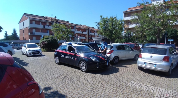 I carabinieri intervenuti sul luogo della rapina a Brecce Bianche