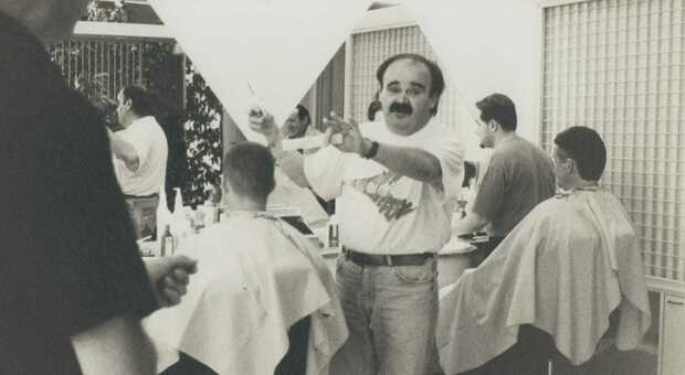 Una vecchia foto dello storico barbiere Paolo Mazzanti