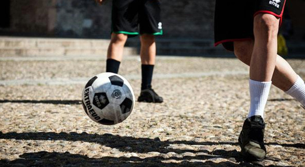Bambini avvertiti, vietato giocare a calcio nelle piazze