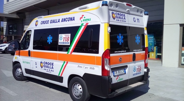 Ancona, urtata dall'auto all'uscita da scuola: ragazzina di 13 anni al pronto soccorso