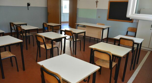 Covid a scuola, dieci classe chiuse: «Positive 30 persone, altre 140 in isolamento»