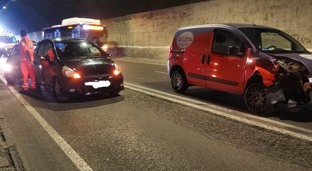 Tamponamento sotto la galleria, tre auto coinvolte: feriti in ospedale e traffico in tilt in mezza Ancona
