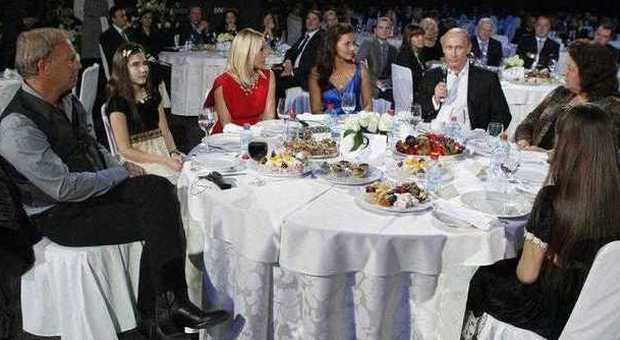 La fotografia che documenta la cena: al tavolo con la Muti, Kevin Costner e Vladimir Putin