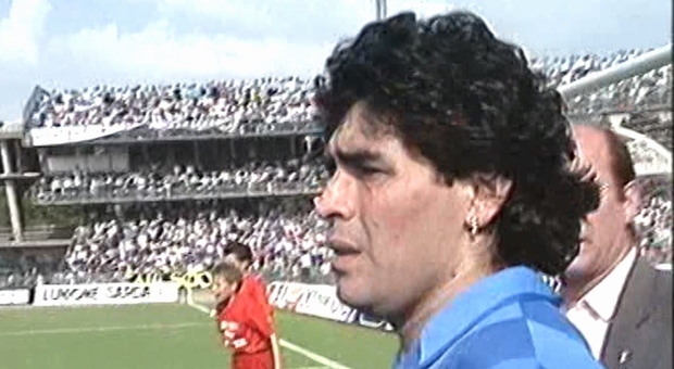 Napoli e il Napoli celebrano il compleanno di Maradona: «Sei leggenda»