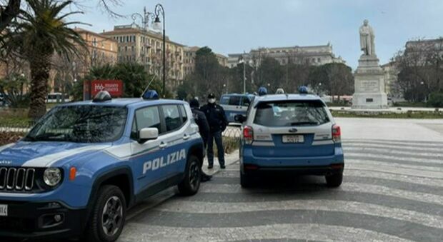 Ancona, accerchiato e pestato in piazza Cavour: in tre gli spezzano una gamba per rubargli cellulare e portafoglio