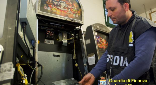 Slot machine truccate con jackpot quasi impossibili da sbloccare: fioccano sequestri e denunce