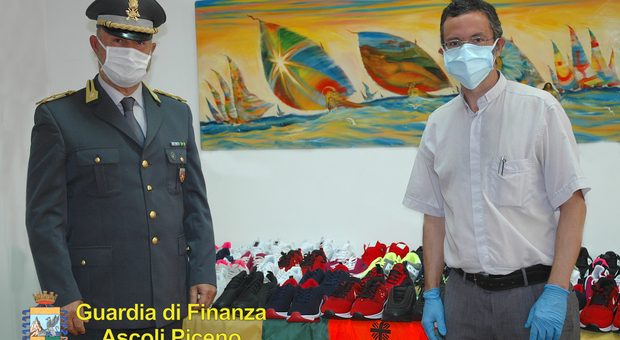Ascoli, la Finanza dona scarpe contraffatte sequestrate alla Caritas