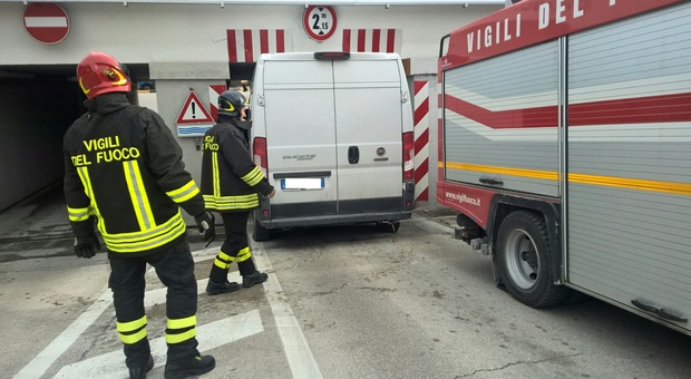 Civitanova, dopo l'ambulanza, il furgone Altra vittima del sottopasso-trappola