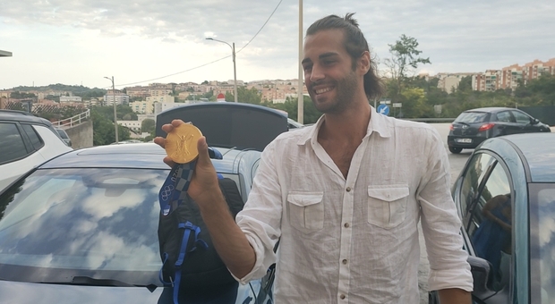 Gianmarco Tamberi mostra la medaglia d'oro sotto casa