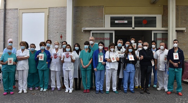 Il personale del Pronto soccorso di Pesaro in occasione di flash mob di novembre 2021