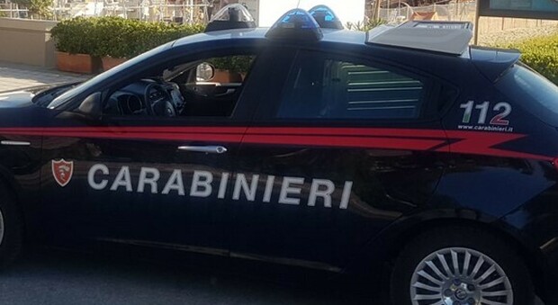 Pesaro, donna barcolla in strada tra le auto in stato confusionale: allarme tra gli automobilisti