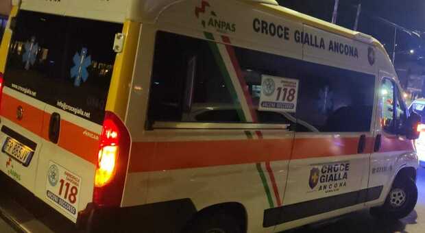 Due fratelli sulla quarantina si prendono a pugni in centro: uno all'ospedale, l'altro scompare all'arrivo dei carabinieri