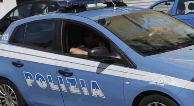 Roma, panico al Casilino: a torso nudo e armato di pistola minaccia i passanti per strada