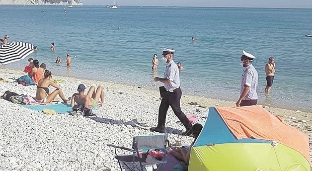 Ancona, vigili sceriffi in spiaggia, cacciati i bagnanti senza prenotazione. «Io resto»: scatta la maxi multa
