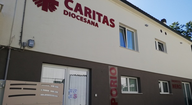 Sos povertà, la crisi continua a farsi sentire forte: in 2.400 hanno bussato alla Caritas