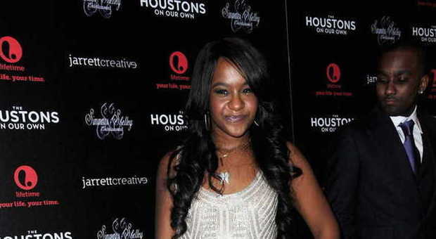 La figlia di Whitney Houston ancora in coma, la famiglia accusa
