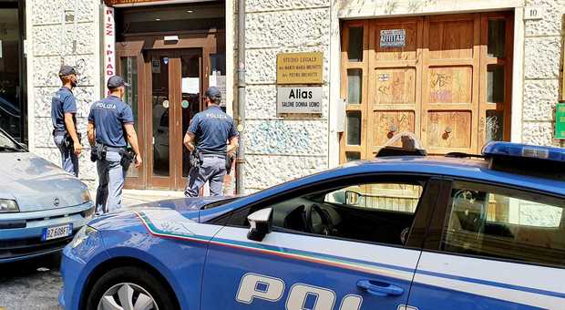 Gli agenti della polizia amministrativa davanti al locale in via Carducci