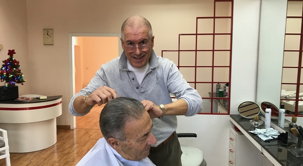 Ancona, Franco appende le forbici al chiodo: addio allo storico barbiere
