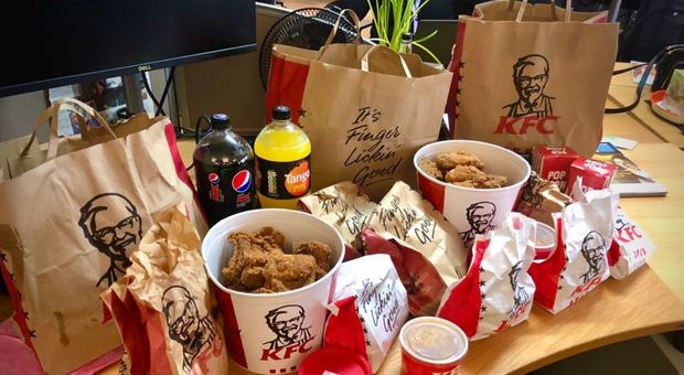 KFC sta assumendo "assaggiatori professionisti di pollo fritto": la sfida su Twitter è virale