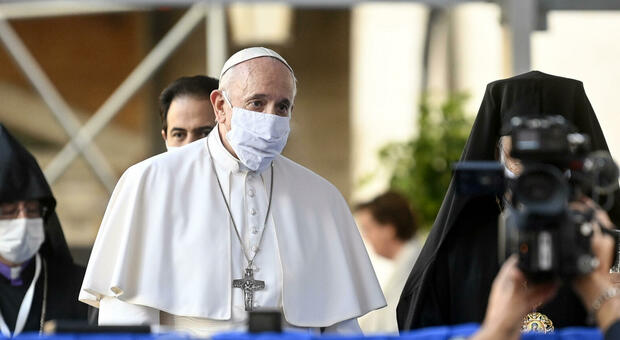 Papa Francesco: «Il vaccino contro il Covid è etico. Io lo farò, mi sono prenotato. Il negazionismo è suicida»