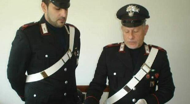 Coltello e pistola ad aria compressa sequestrati dopo un litigio in un bar: i clienti spaventati chiamano i carabinieri