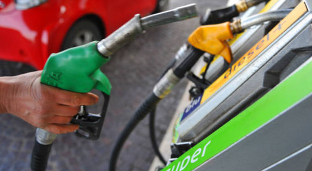 Fase 2, risale il prezzo dei carburanti: +10 cent per benzina e diesel. L'ira dei consumatori: «Vergognoso»