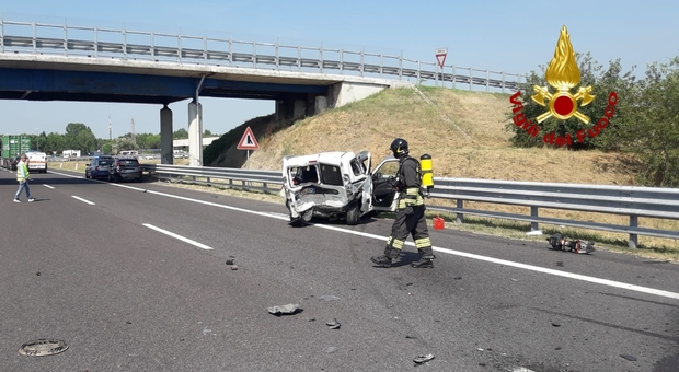 Padova, inferno in autostrada: scoppia un incendio, muore a 41 anni nello schianto