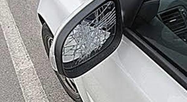 Ascoli, il carroattrezzi gli porta via l'auto e lui si accanisce sugli specchietti di quelle in sosta: denunciato