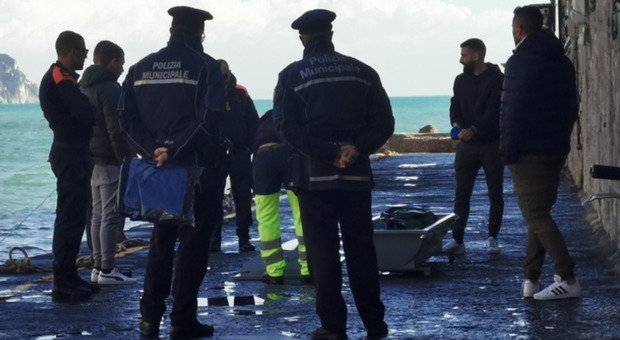 Turista muore travolta da un'onda in Costiera Amalfitana: scattava foto al fiordo di Furore