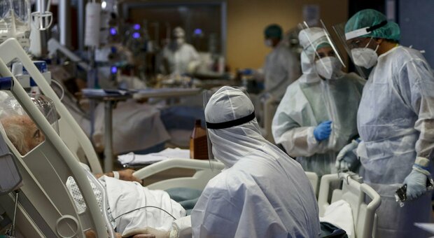 Aumentano i contagi (688) e i sintomatici: due ospedali già sotto stress, pazienti in attesa di ricovero. Timori per le case di riposo