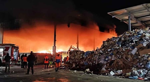 Notte di fuoco nell'azienda di trasporto rifiuti: l'incendio blocca anche i treni. Giallo sulle cause