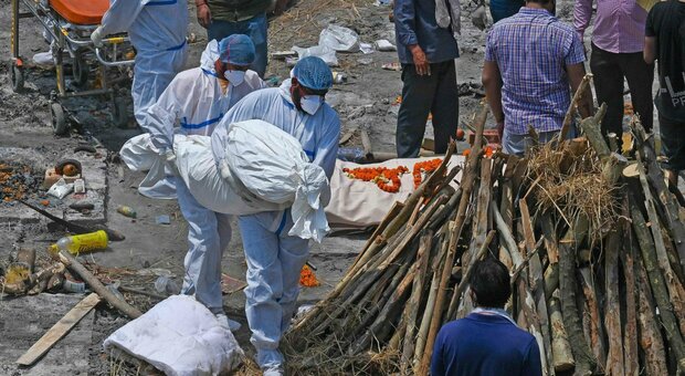 Covid in India, 150 cadaveri riaffiorano dal Gange: manca la legna per la cremazione