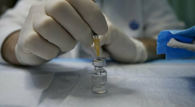 Consegnato alle Marche un maxi carico di vaccini Pfizer: dosi per 40mila adulti e 18mila bambini